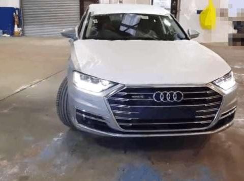 国内首台18款奥迪A8L已到4S店后场, 一车配6屏, 奔驰S级真比不了