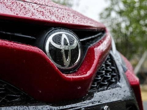 封面试驾|第八代凯美瑞，击中美学和舒适的平衡点