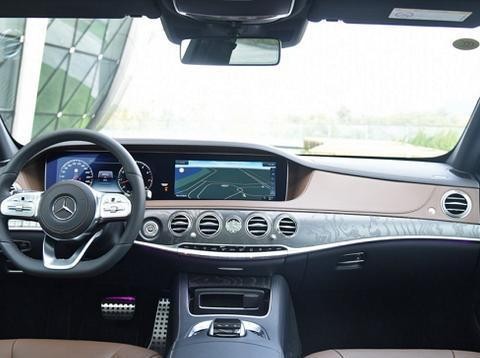 奔驰就放了几张全新A级内饰官图，宝马奥迪就开始不淡定了