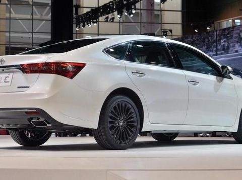 全新丰田亚洲龙，外形比皇冠漂亮，配置比凯美瑞还要高，又要火