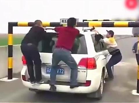 江苏一辆越野车过限高杆场景,网友:这是我见过的最憋屈的普拉多