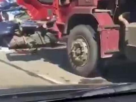 分享这样的视频，只是想提醒大家注意躲避大货车！