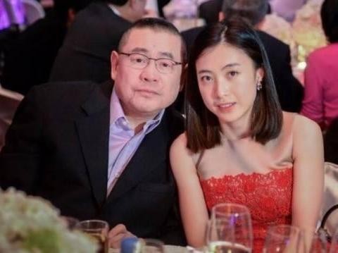 他睡遍半个娱乐圈，两女共侍一夫10年，最终却只让她坐上了豪车！