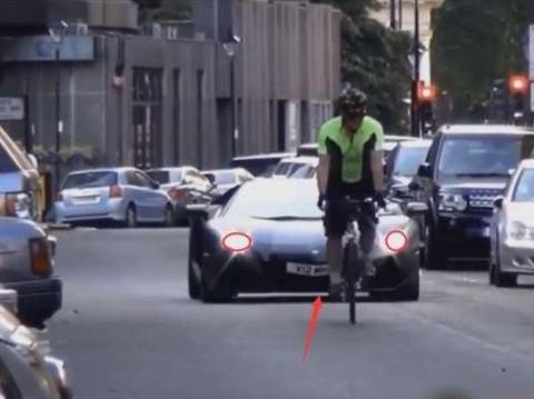 3000万的保时捷强按38次喇叭，路人的回应很调皮