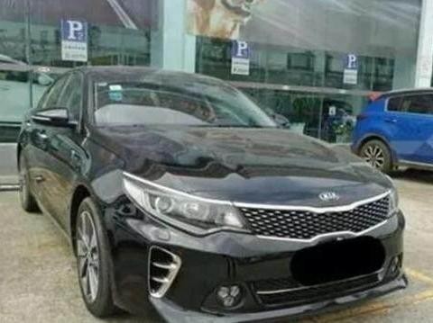 男子新买的起亚K5才开了没几天, 天窗竟飞走了, 厂家回答让人心寒