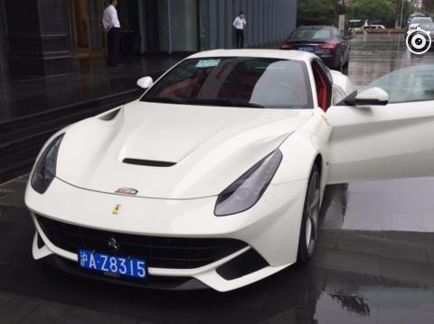 黄毅清晒500万豪车怒怼网友 这是台法拉利