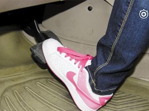 怎样踩刹车最安全？安全踩刹车不追尾的技巧！