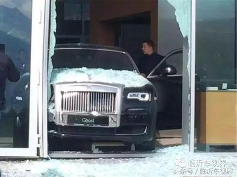 屌丝顾客试驾600万劳斯莱斯撞碎4s店玻璃，维修费用达120万！