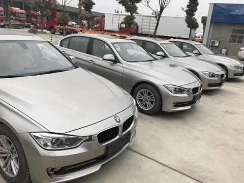 实拍大批17款宝马3系库存车，外观内饰都很新，打七折没人要
