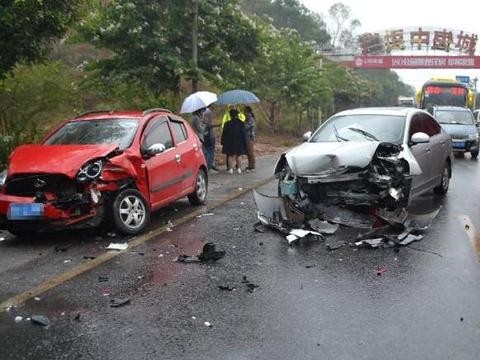 日产轩逸撞上了国产吉利，轩逸车主下车后说这回终于扬眉吐气了