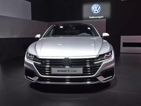 大众全新一代CC轿跑现身4S店，看完之后加价都要买！