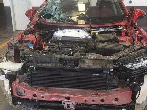 4S店内偶遇受伤SUV长城VV7，看完了事故残骸，感叹国产车的质量