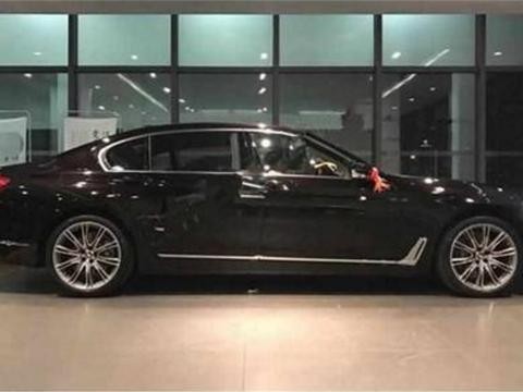 小伙140万落地价买宝马，和女销售合影时候亮了：太相似了！