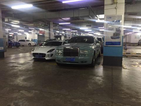 全上海最知名劳斯莱斯，颜色和出租车相像