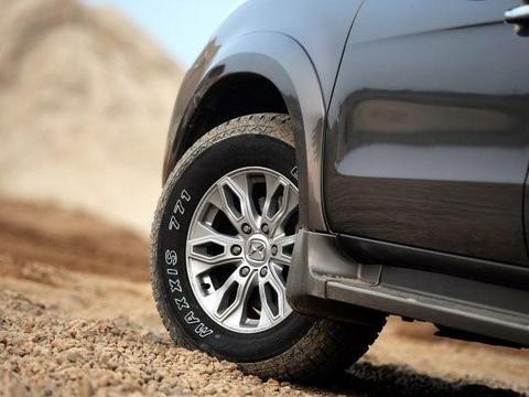 旧轮胎翻新只需要5分钟，翻新胎和新轮胎你能分得清吗