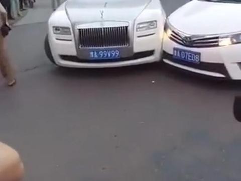 劳斯莱斯被丰田卡罗拉撞了，修理费60万丰田车主知道后笑了