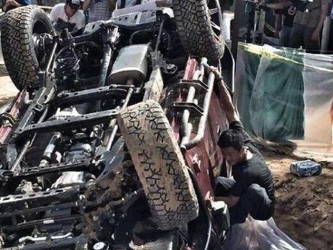 浙江的一名车主，BJ40被剐蹭，比拟《战狼2》真够狼狈