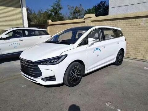 买辆比亚迪本想支持国货！不料被喷字，瞬间变成面包车