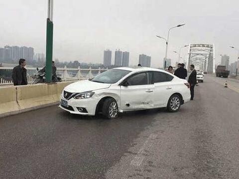 日产轩逸高架上追尾宝马，宝马断轴后飞出30米，车主一脸茫然