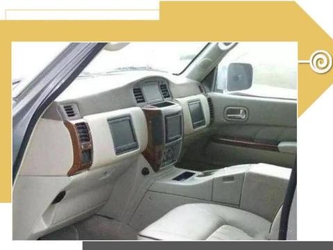 高速的美女收费员，看到这台路虎SUV都吓坏了