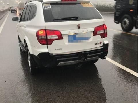 荣威W5高速被本田飞度追尾，车主：这流氓钩威力也太大了吧