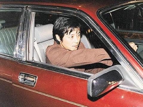 王杰开1400万的豪车出行，这车比顶配宾利添越还贵，仅次于幻影