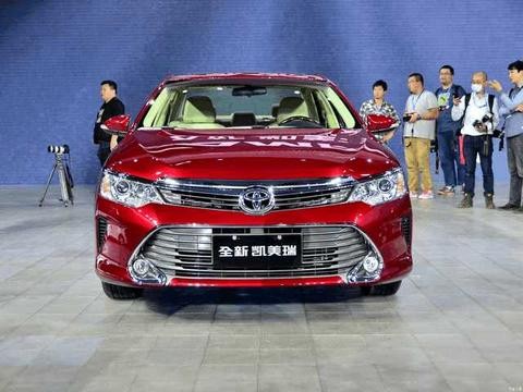 丰田凯美瑞对阵日产西玛