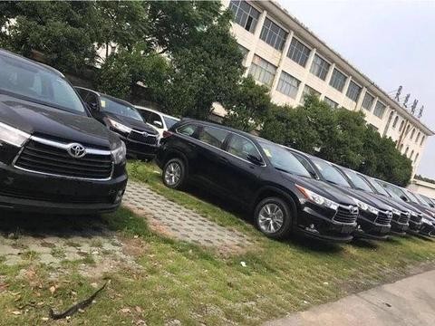 偶遇大量4S店退役的丰田汉兰达试驾车，4S店：统统7折