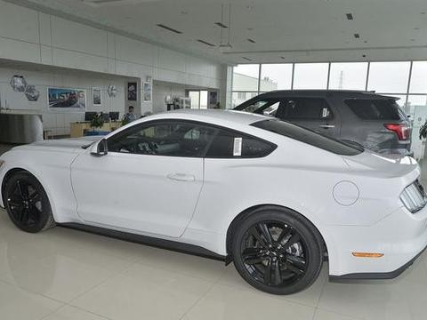 福特野马内饰真的丑，白色喷漆不忍直视，难怪叫平民跑车