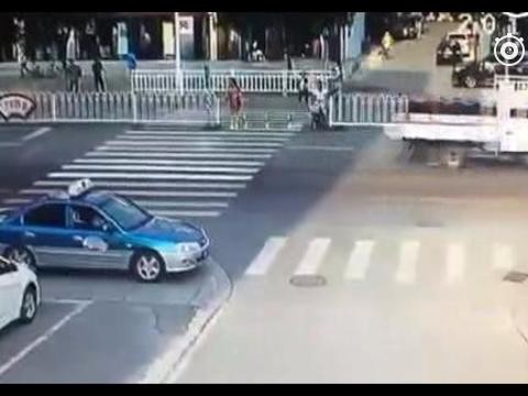 多名行人在路中央的斑马线上等过马路，被飞驰的轿车冲倒