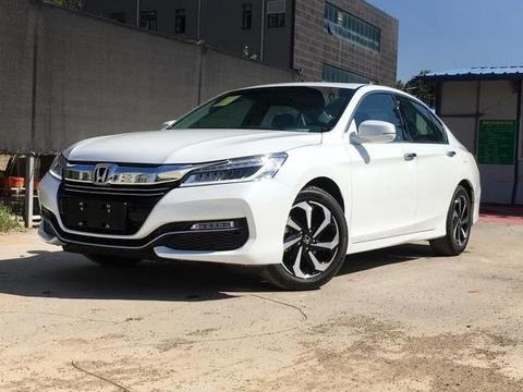 7秒破百，油耗4L，一箱油跑1400公里，17万还买帕萨特？