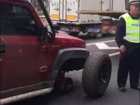 北汽BJ40高速行驶，车轮脱落，车主下车狂奔两公里将车轮捡回