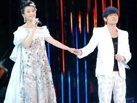 她虽然年过50，其座驾的牌照有钱都买不到，她要感谢一个男人