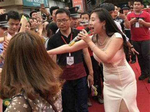 身型媲美柳岩，靠“大胸”出名，今32岁坐豪车出席活动，成这般！