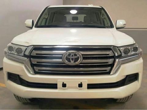 2018款丰田酷路泽4000 非常具有进攻性，一看就是越野的好手