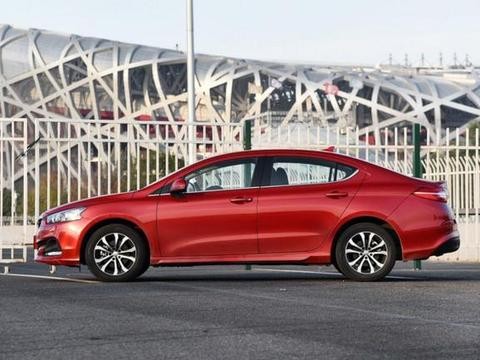 国字品牌，比艾瑞泽5漂亮10倍，6万多油耗3毛，就是败在内饰