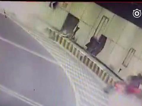 电动车速度非常快，转弯快速撞向了墙上，场面触目惊心
