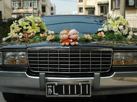 老款的凯迪拉克元首级别礼宾车被遗弃，辉煌的历史让网友纷纷见证