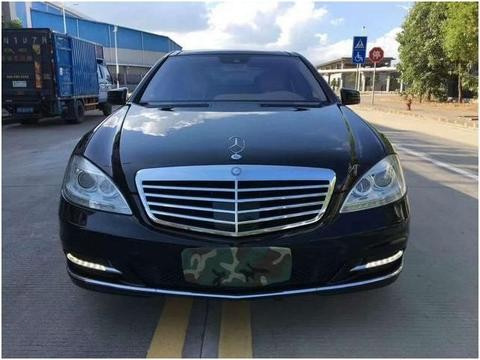奔驰S550落地价218万，如今仅售25万，车主称：简直赚大了