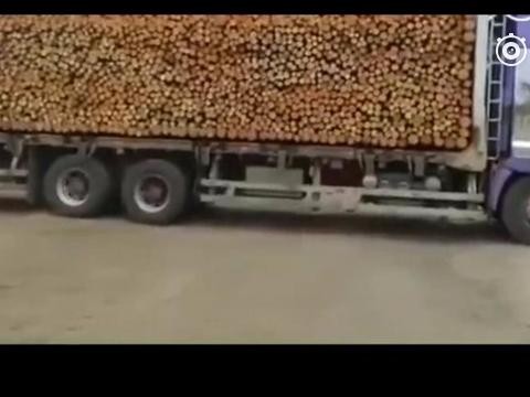 几秒钟就可以把整车满满的货卸完，原来司机只用倒车方法