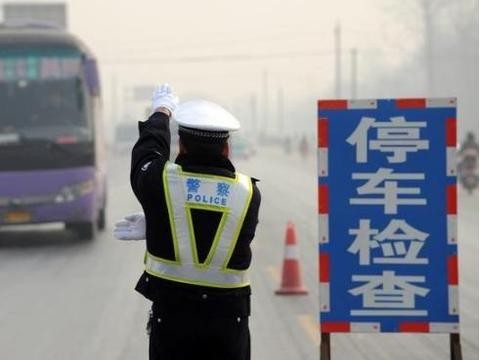 交警拦下正常行驶的帕萨特，打开车门后，全国卡车司机彻底怒了