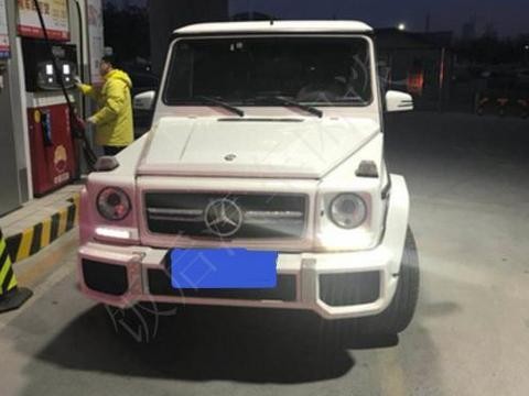 开270万元的奔驰大G63 AMG去加油，加油小哥刚开口就逗乐了车主