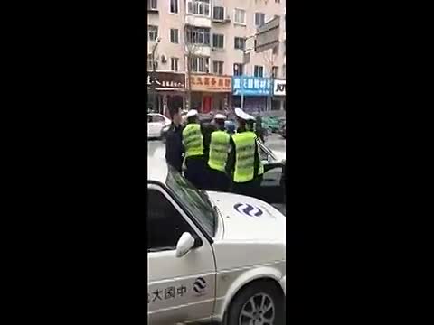 SUV嚣张逆行，撞死交警全过程，吓死宝宝了