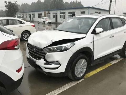 停车场偶遇大批现代运损车，发动机都掉出来了，店员：统统五折