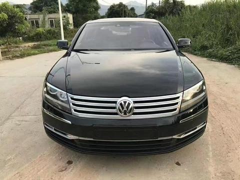 小伙开13款德版大众辉腾去停车场，却被保安驱赶并说没地方！