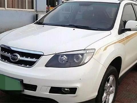 比亚迪S6这款车方向感清楚，尺寸够大，配置不错的一款车