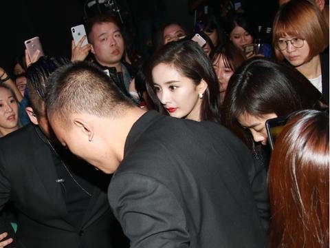 刘恺威豪车无数，亲自送杨幂顶配奔驰豪车，出场简直太美了！