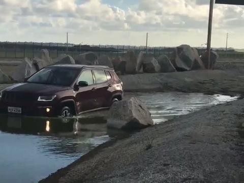 吉普指南者多地形越野挑战