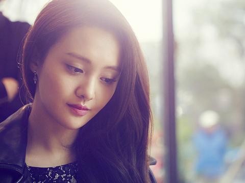 她和郑爽竟然也是同学？人气比郑爽差了点，但出门起码百万豪车！