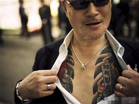 日本最大黑帮“山口组”出行座驾分级：大佬坐奔驰，小弟开日产